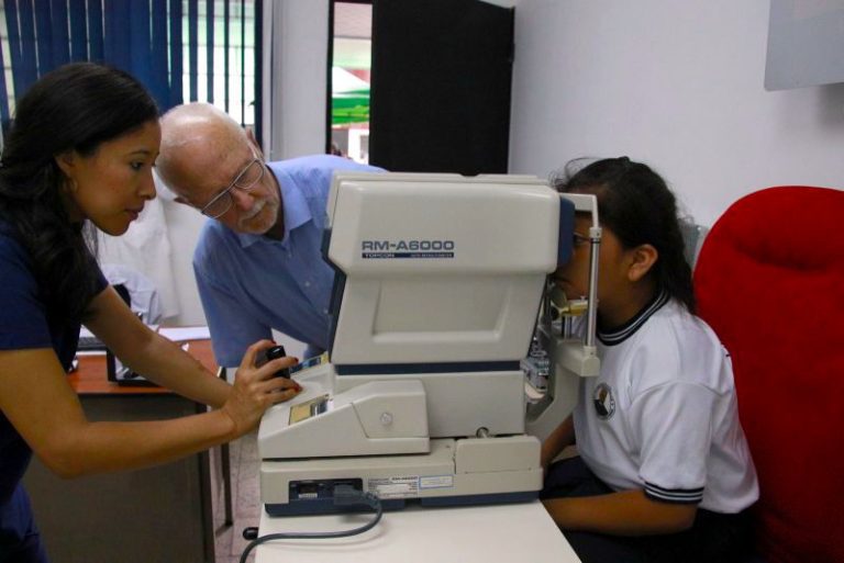 Donación de EquipoOftalmológico y Lentes Graduados - Los Fundadores El Salvador