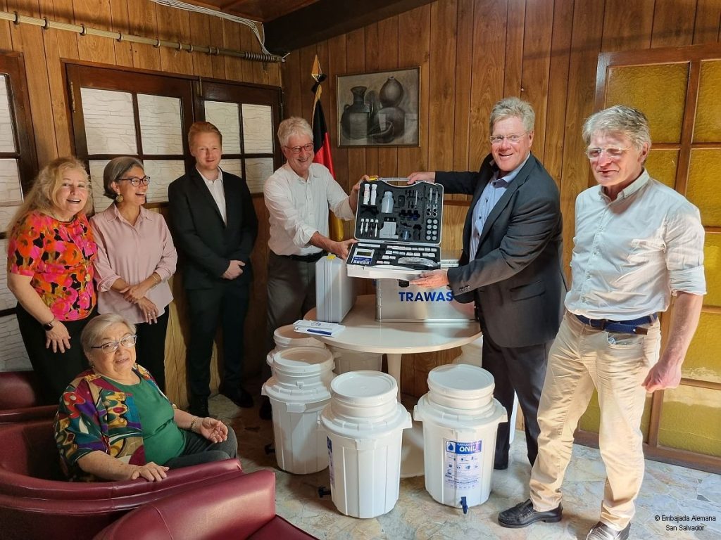 Entrega de kits de análisis de agua
