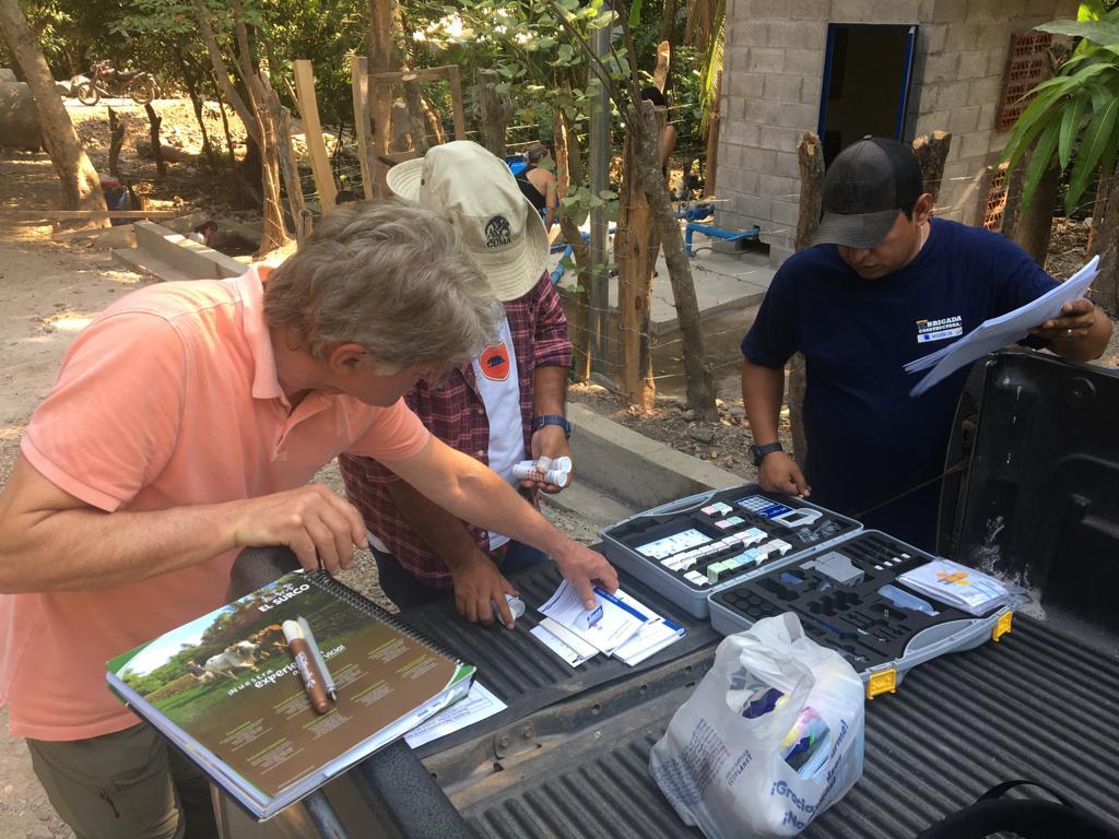 analizando agua de comunidades-2