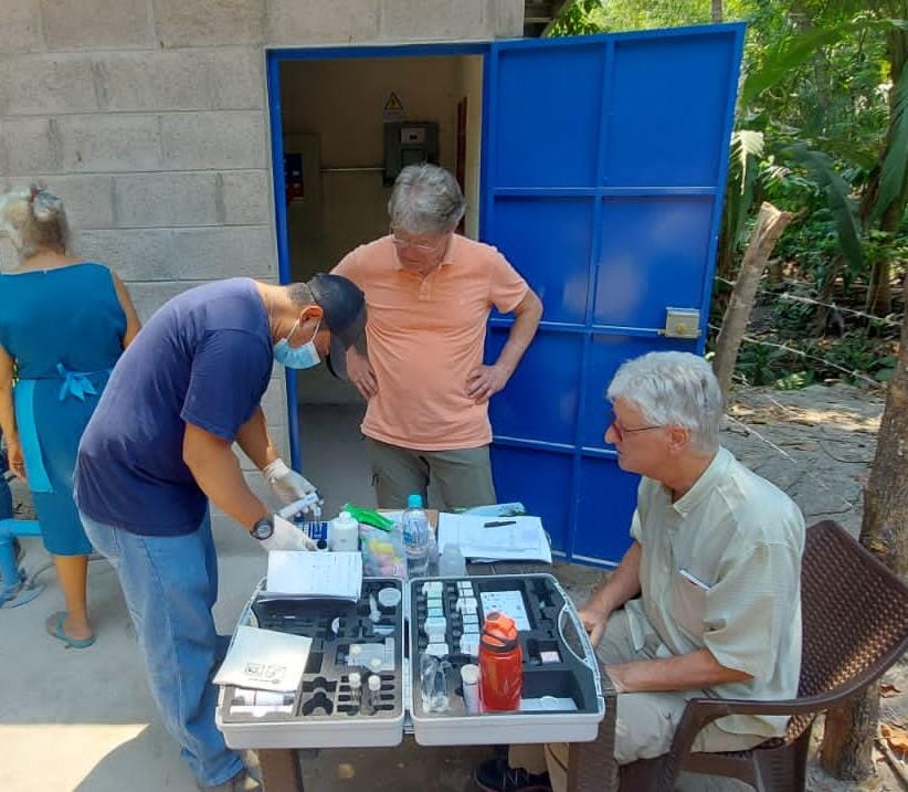 analizando agua de comunidades
